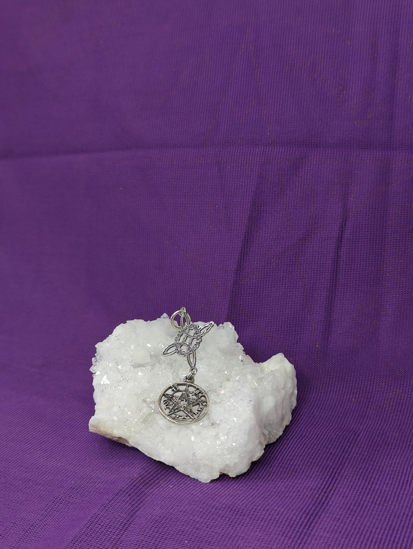 COLGANTE DOBLE PROTECCIÓN (TETRAGRAMMATON CON NUDO DE BRUJA)