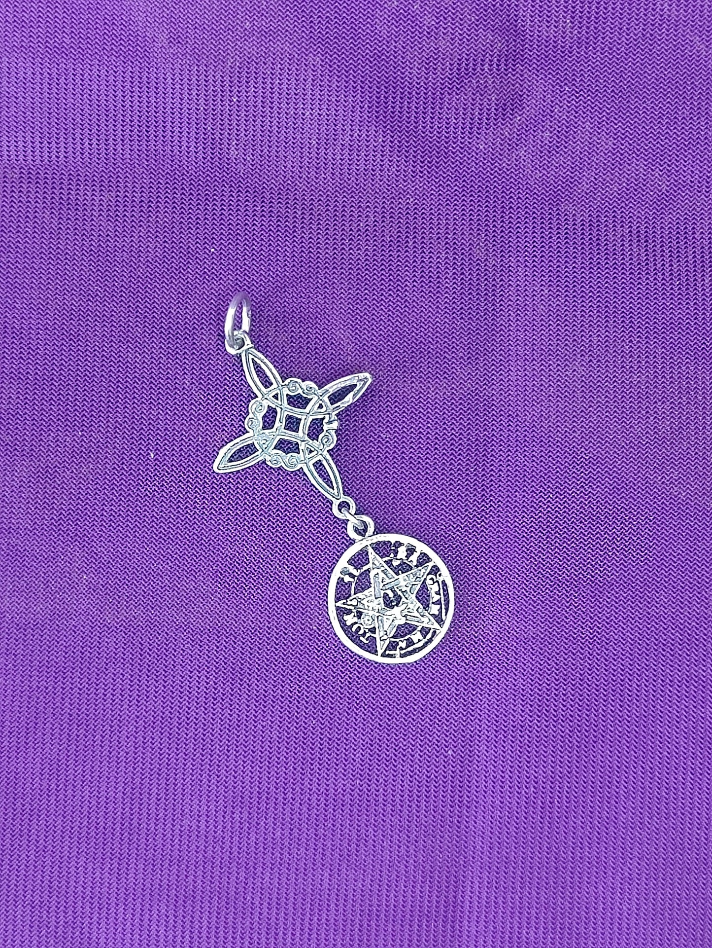 COLGANTE DOBLE PROTECCIÓN (TETRAGRAMMATON CON NUDO DE BRUJA)